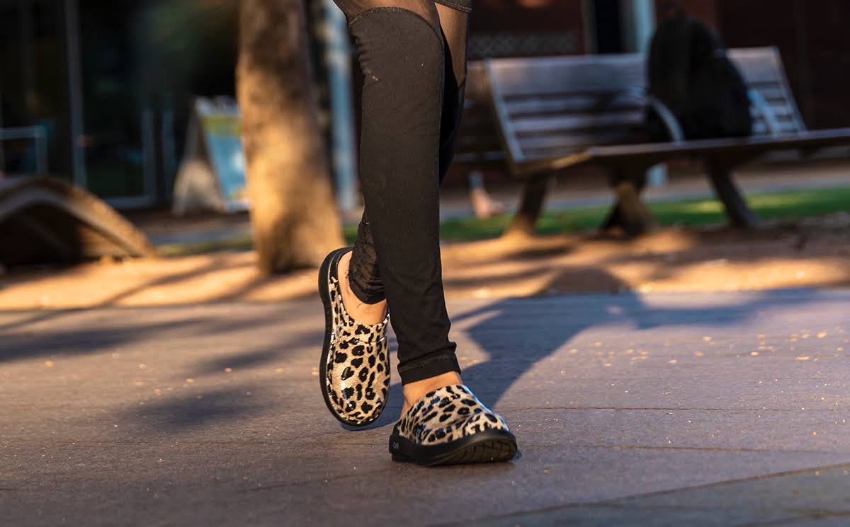 Oofos Women's Oocloog Limited Edition - NP_5TYUGYCB